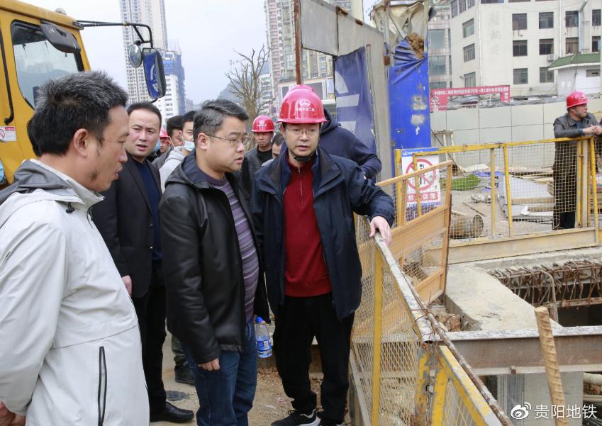 检查组在延安西路站查看物业通道施工情况